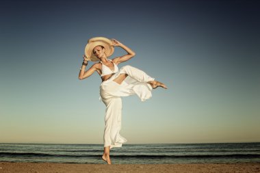 Kumsalda dinlenen bir kadın