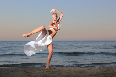 Kumsalda dinlenen bir kadın