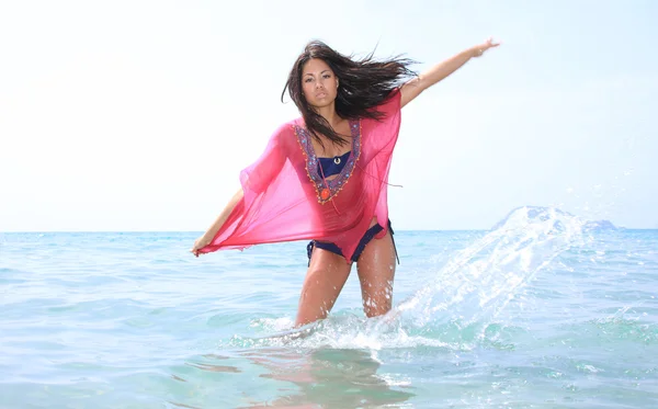 Mujer en la playa — Foto de Stock