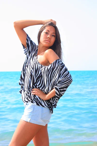 Modelo asiático posando en la playa — Foto de Stock