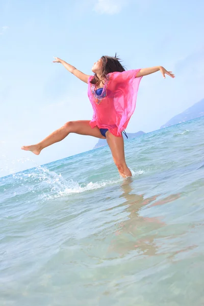 Hermosa mujer junto al mar — Foto de Stock