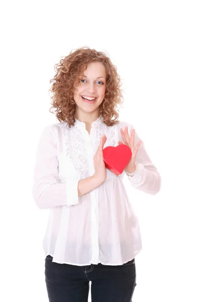 Femme avec un cadeau de coeur dans ses mains — Photo