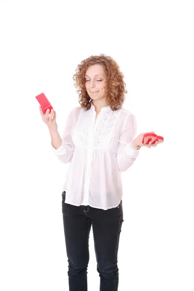 Frau mit einem Herzgeschenk in der Hand — Stockfoto