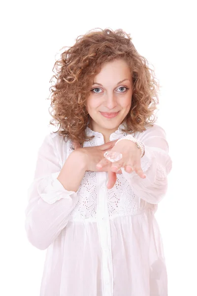 Piękna młoda kobieta trzyma diament — Zdjęcie stockowe