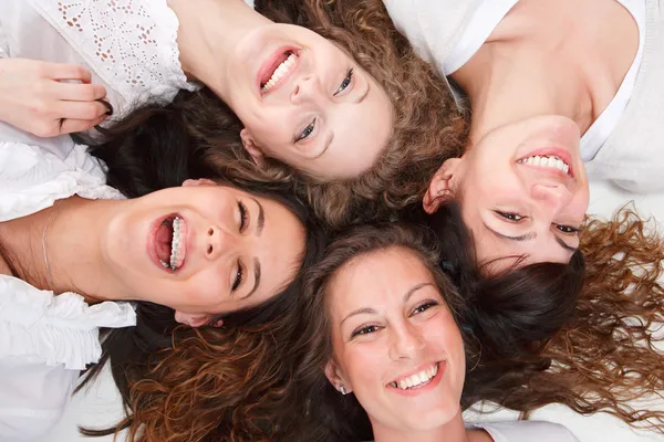 Grupo de meninas felizes muito rindo — Fotografia de Stock