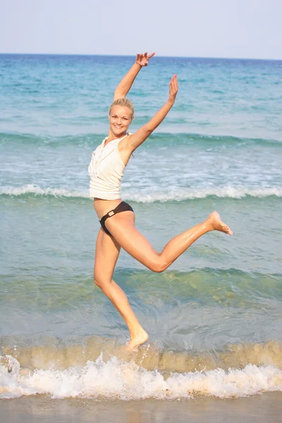 Kvinna på stranden i Grekland — Stockfoto