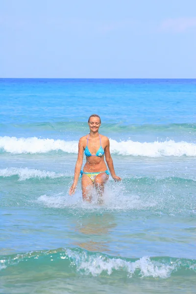 Mujer en la playa en Grecia — Foto de Stock