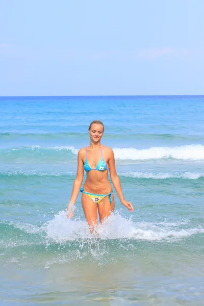 Kobieta na plaży w Grecji — Zdjęcie stockowe