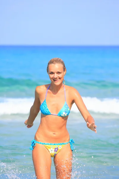 Mujer en la playa en Grecia —  Fotos de Stock