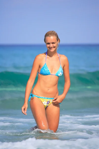 Vrouw aan het strand in Griekenland — Stockfoto