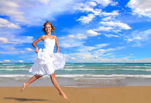 Young woman on the beach — Stock Photo, Image