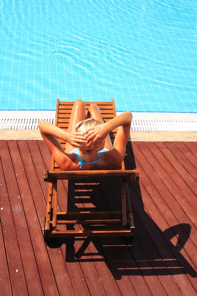 Mujer joven se encuentra cerca de la piscina —  Fotos de Stock