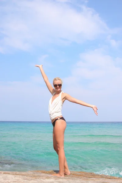सुंदर महिला समुद्र तट का आनंद ले रही — स्टॉक फ़ोटो, इमेज