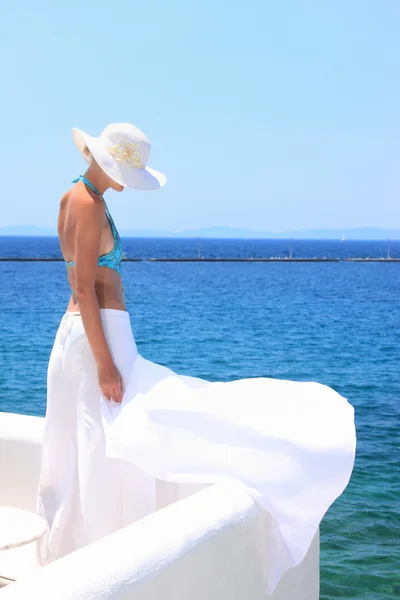 Hermosa mujer disfrutando de la playa — Foto de Stock