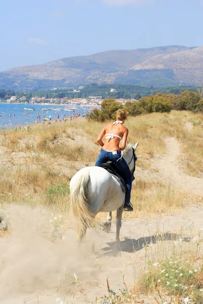 흰 말을 타고 비키니에 아름 다운 금발 여자 — 스톡 사진