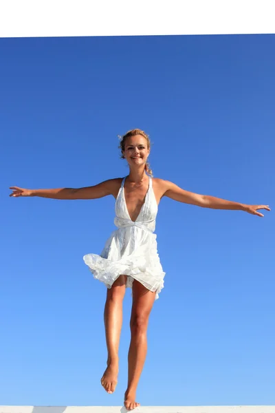 Ung kvinna i vit klänning — Stockfoto