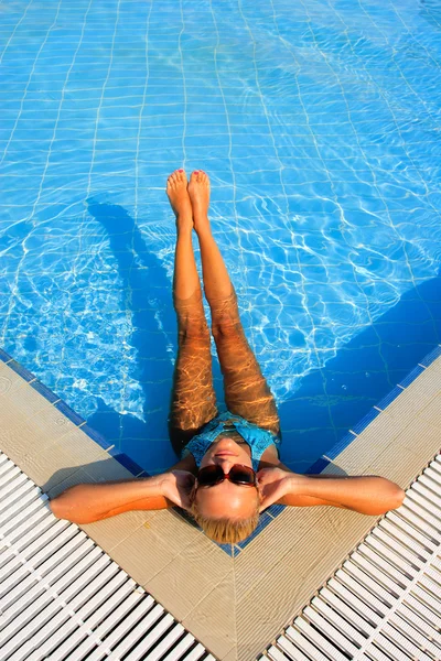 Femme bénéficiant d'une piscine — Photo