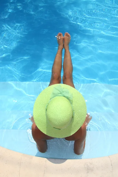 Schöne junge Frau an einem Pool — Stockfoto