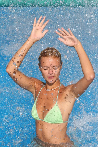 Bella giovane donna in piscina — Foto Stock