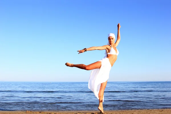 Giovane donna sulla spiaggia — Foto Stock