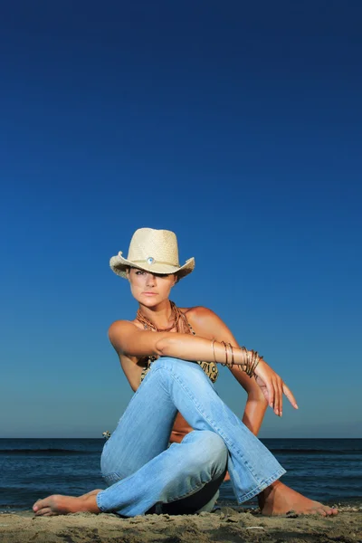 Mujer en jeans en la playa — Foto de Stock
