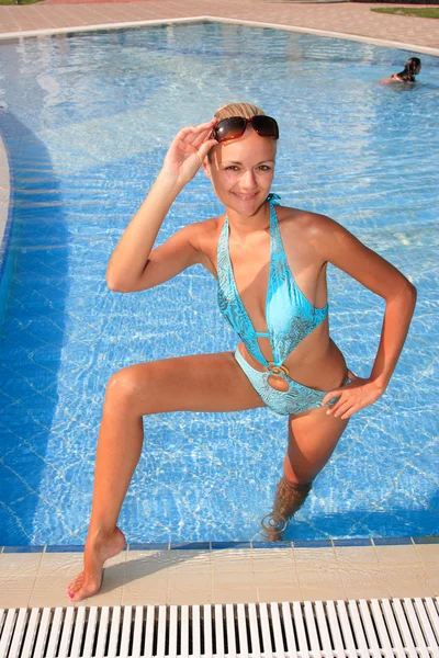 Mulher relaxante na piscina azul — Fotografia de Stock