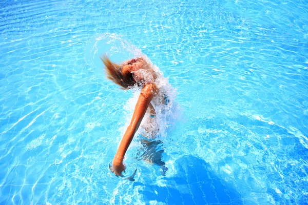 Attractive fit young tanned girl throwing wet hair back — Stock Photo, Image