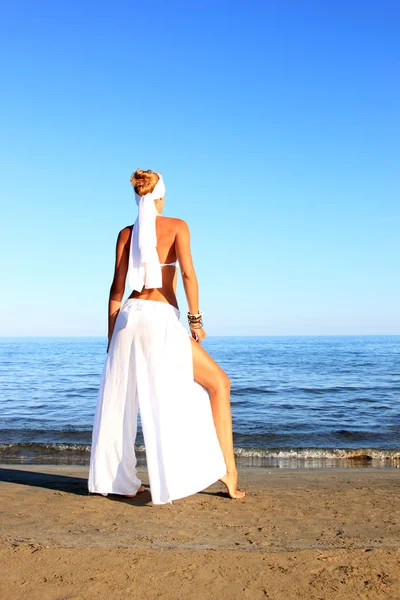 Mooie vrouw genieten van het strand — Stockfoto