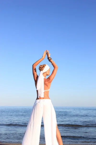 Mujer relajándose en la playa — Foto de Stock