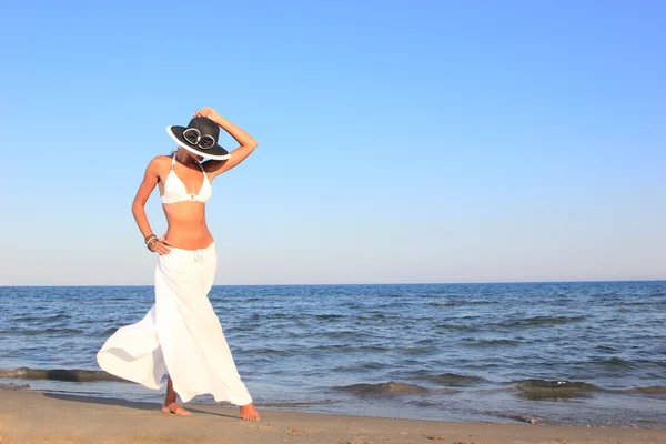 Mujer relajándose en la playa —  Fotos de Stock