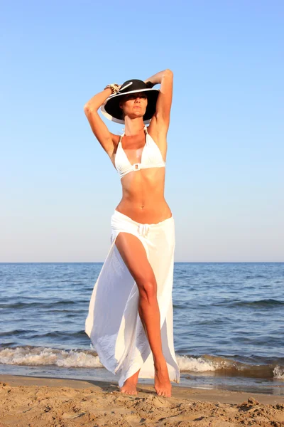 Jonge vrouw op het strand — Stockfoto