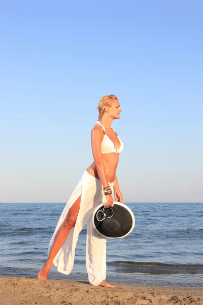 Mujer relajándose en la playa — Foto de Stock