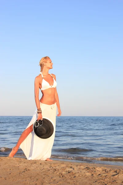 Vrouw ontspannen op het strand — Stockfoto