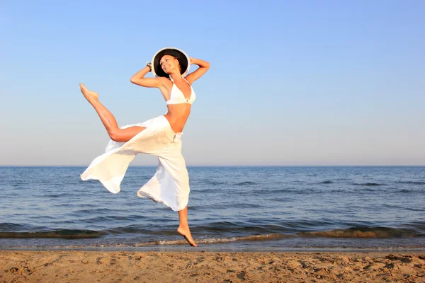 Giovane donna mostrando il suo corpo curvo — Foto Stock