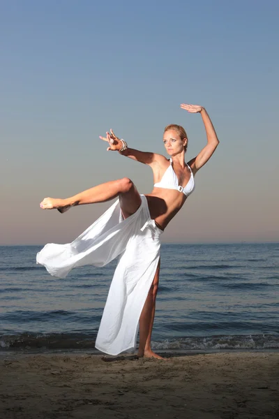 Kvinna avkopplande på stranden — Stockfoto