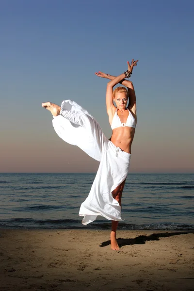 Giovane donna mostrando il suo corpo curvo — Foto Stock