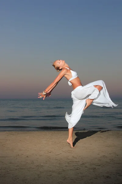 Femme relaxante sur la plage — Photo