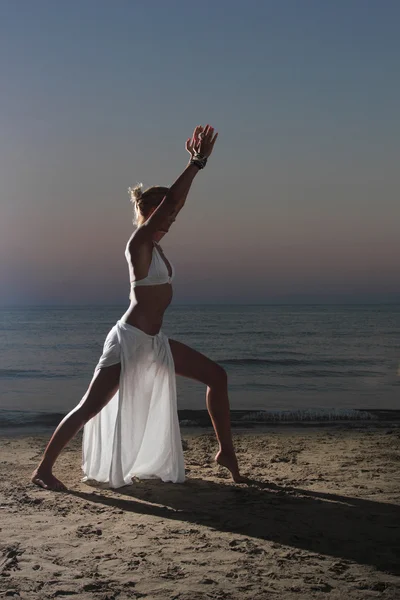 Donna rilassante sulla spiaggia — Foto Stock