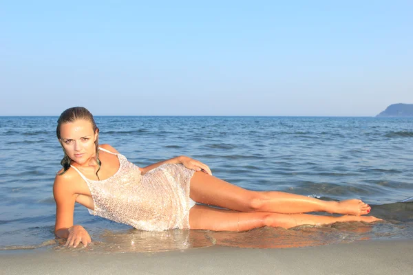 Genç güzel bir kadın sahilde poz veriyor. — Stok fotoğraf