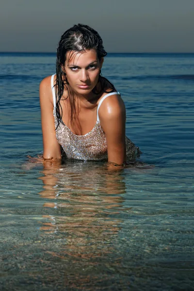 Jonge model op het strand — Stockfoto