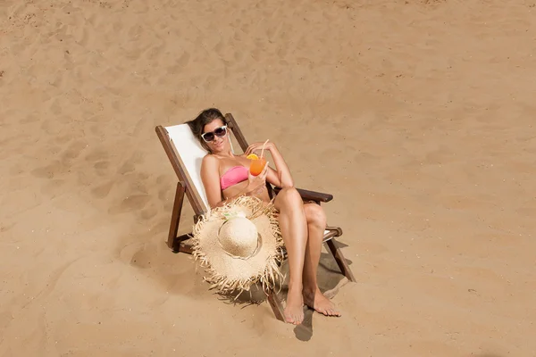 Frau am Strand — Stockfoto