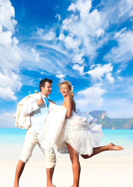 Young couple at their beach wedding — Stock Photo, Image