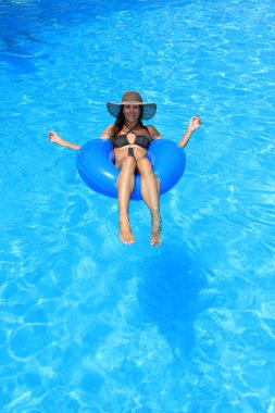 genç kadının Yüzme Havuzu