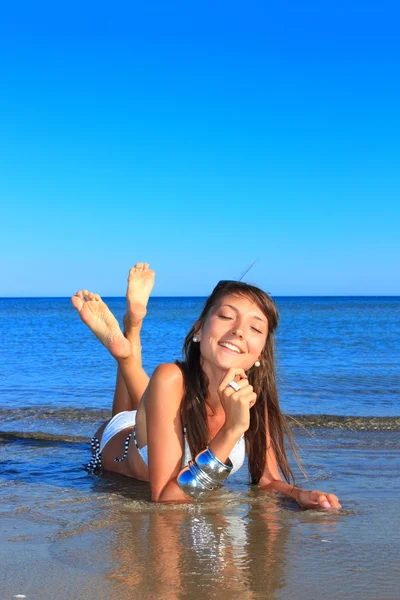 Mujer relajándose en la playa — Foto de Stock