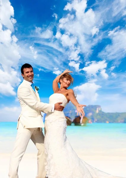 Young couple at their beach wedding — Stock Photo, Image