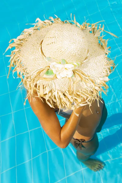 Jonge vrouw genieten van het zwembad — Stockfoto
