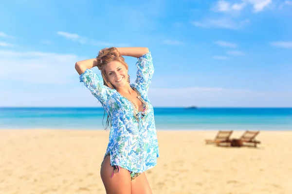 Молода жінка на пляжі — стокове фото
