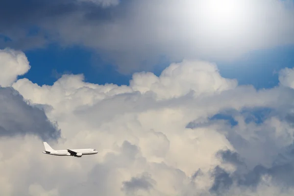 Avión en el cielo —  Fotos de Stock