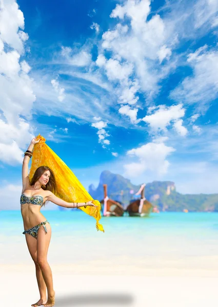 Jonge vrouw op het strand — Stockfoto