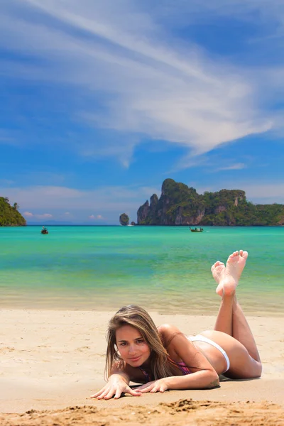 Giovane donna sulla spiaggia — Foto Stock